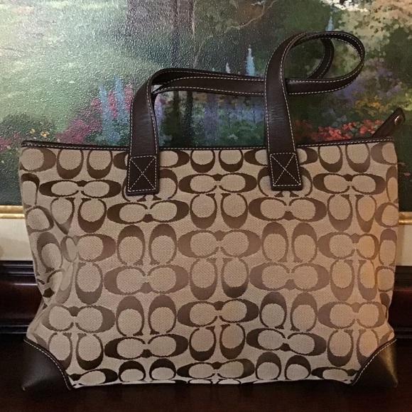 Beautiful Designer Coach Shoulder Tote Bag - Picture 2 of 6